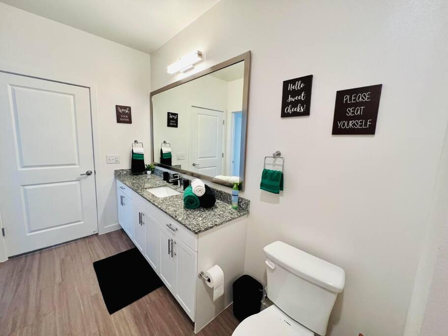 Koupelna v ubytování Charming Home: 2BD/2BA in Kyle, TX!