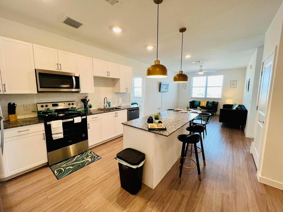 Kuchyň nebo kuchyňský kout v ubytování Charming Home: 2BD/2BA in Kyle, TX!