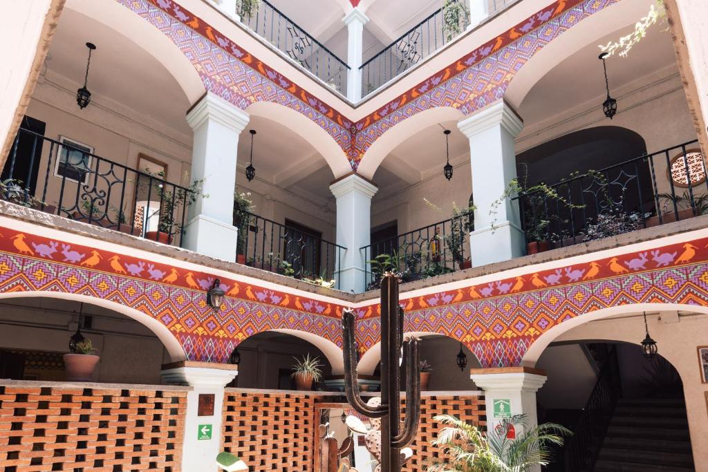 un bâtiment avec des mosaïques à l'extérieur dans l'établissement Selina Oaxaca, à Oaxaca