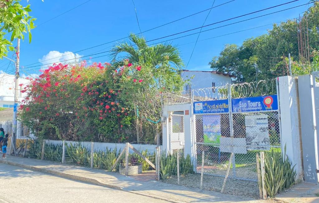 een hek met een bord aan de straatkant bij Hostal del Mar - Tolu in Tolú