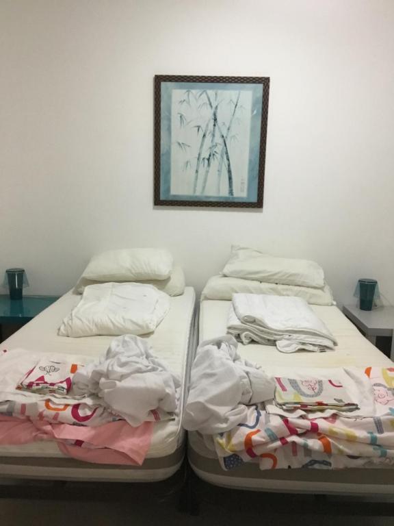 twee bedden naast elkaar in een kamer bij Suite Monte Golf à Playa del Cura, Grande Canarie, le Soleil toute l’année, ici c’est possible ! in Playa del Cura