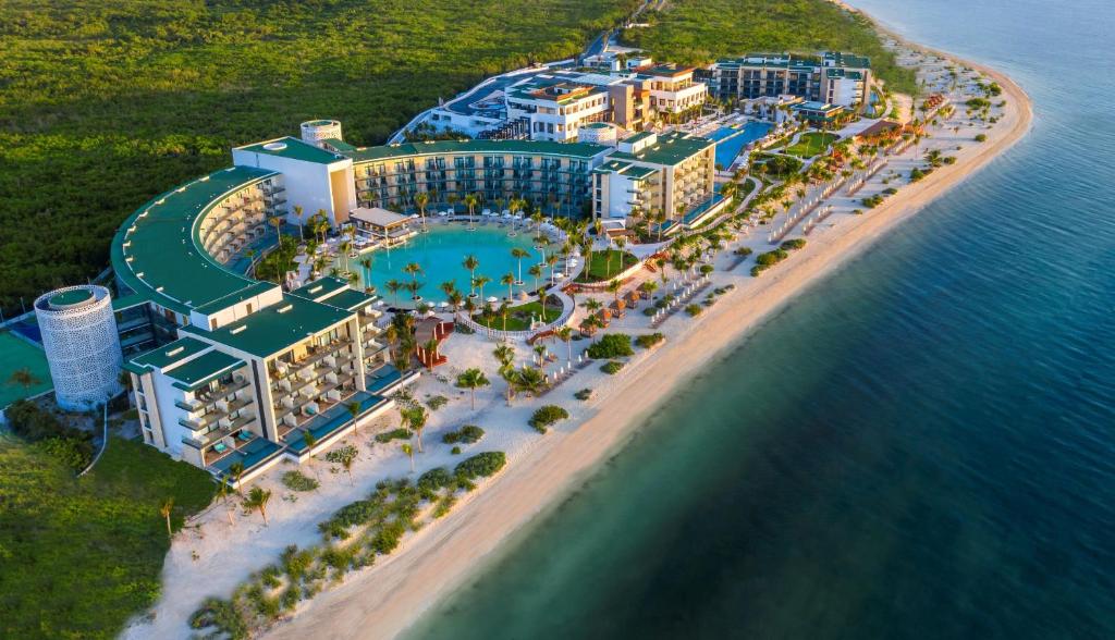 カンクンにあるHaven Riviera Cancun - All Inclusive - Adults Onlyのビーチのリゾートの空中ビュー
