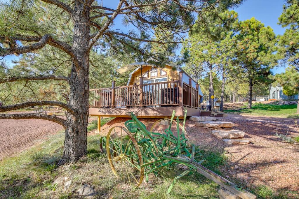 une cabane dans les arbres avec une terrasse au-dessus dans l'établissement Sundance Cabin about 17 Miles to Mt Rushmore!, à Hermosa