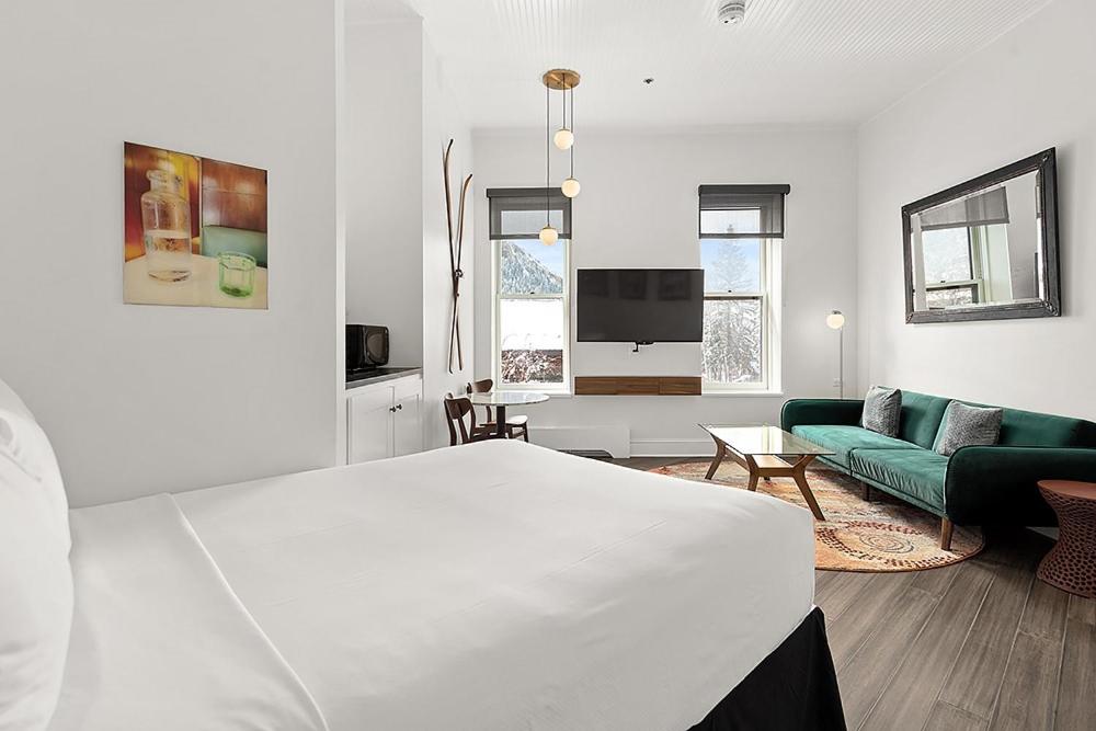 阿斯潘Independence Square 202, Hotel Room Over-looking the Mall and Aspen Mountain的一间带床和沙发的白色卧室