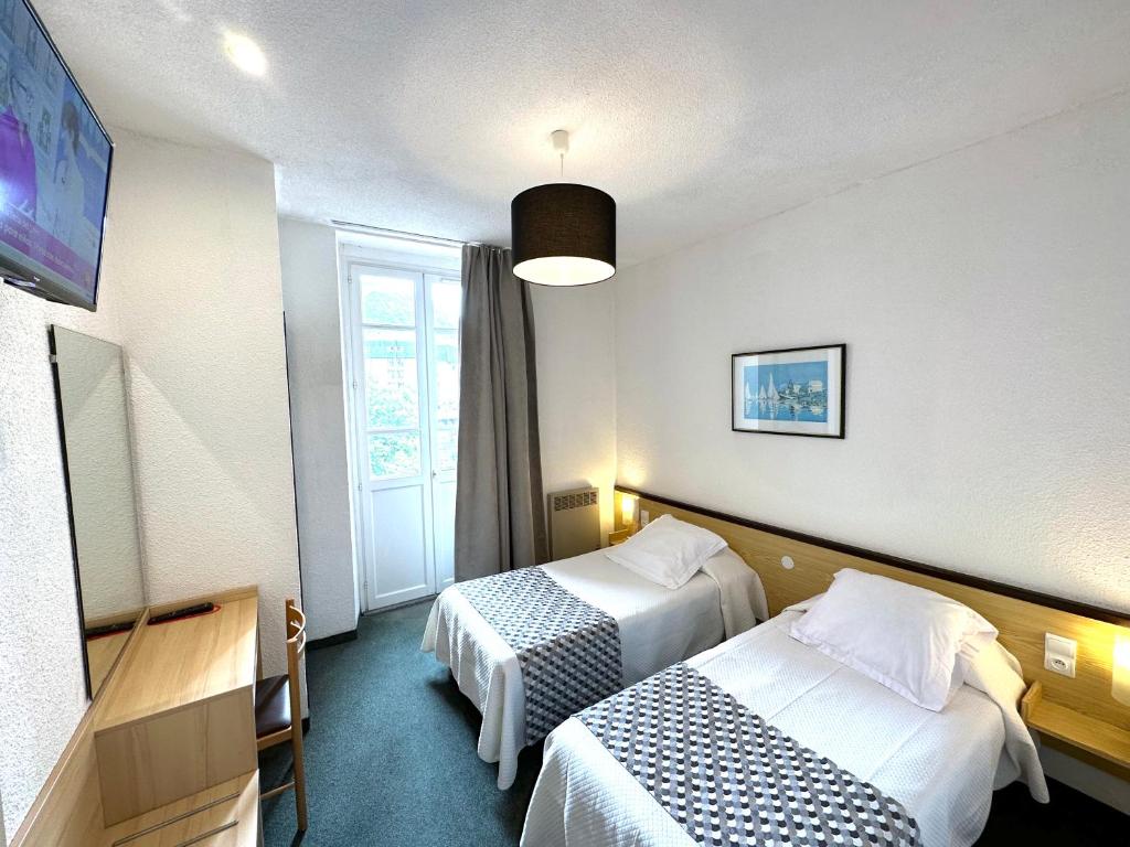 Postel nebo postele na pokoji v ubytování Hôtel Peyramale