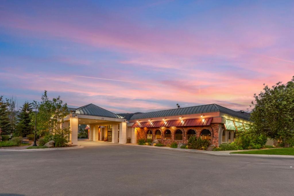 ein Haus mit einer Auffahrt vor einem Gebäude in der Unterkunft Best Western Plus Butte Plaza Inn in Butte