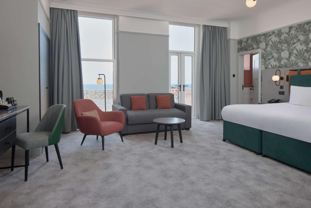 DoubleTree By Hilton Brighton Metropole - 沙发床和阳台的高级国王房间 - 海景