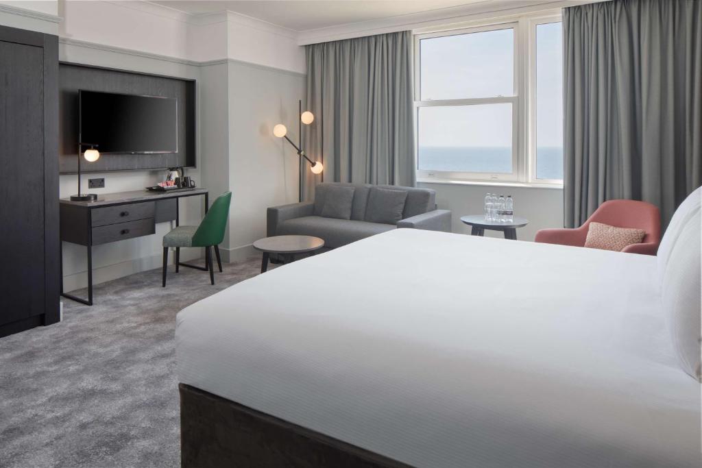 DoubleTree By Hilton Brighton Metropole - 海景和沙发床的高级国王室