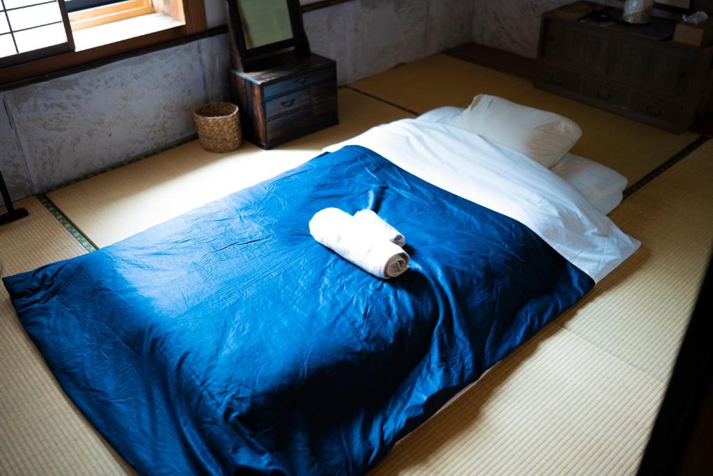 Postel nebo postele na pokoji v ubytování 古民家宿Tani House Itaya -セルフチェックイン