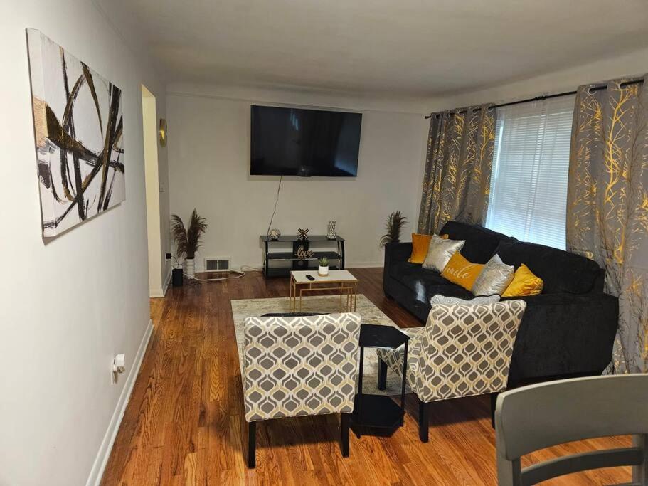 uma sala de estar com um sofá e uma mesa em 3bedroom Home@South Euclid em Cleveland