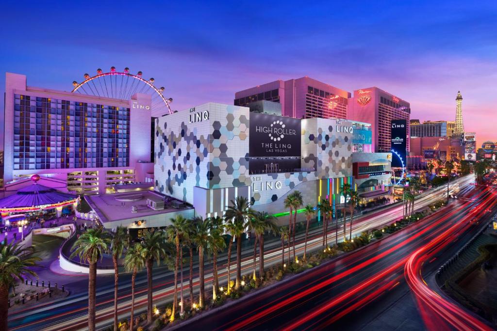 - une vue sur une ville la nuit avec la circulation dans l'établissement The LINQ Hotel and Casino, à Las Vegas