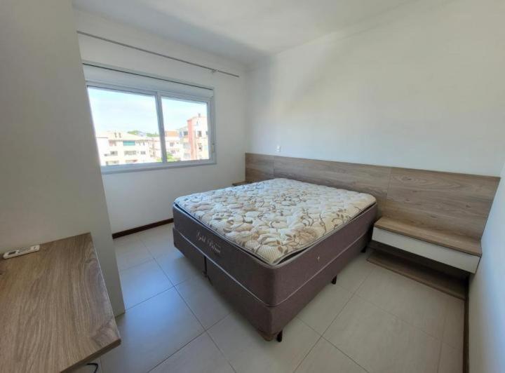 a bedroom with a bed in a room with a window at Departamento en brasil in Rio de Janeiro