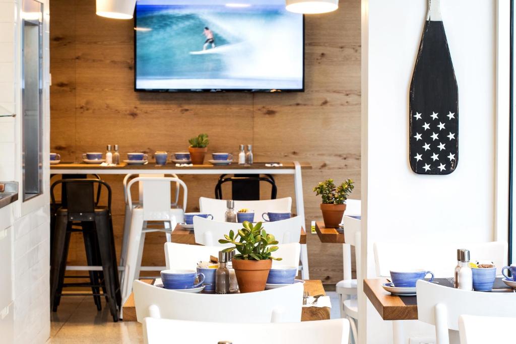 TV a/nebo společenská místnost v ubytování Yam Hotel - an Atlas Boutique Hotel