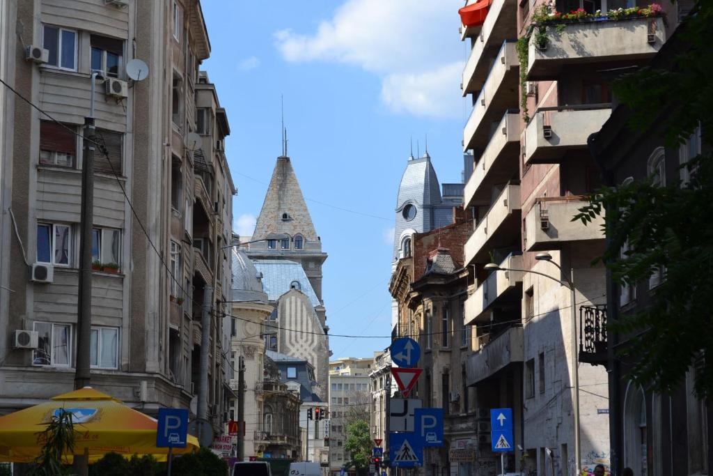 una calle en una ciudad con edificios altos en Victoria Studio, en Bucarest