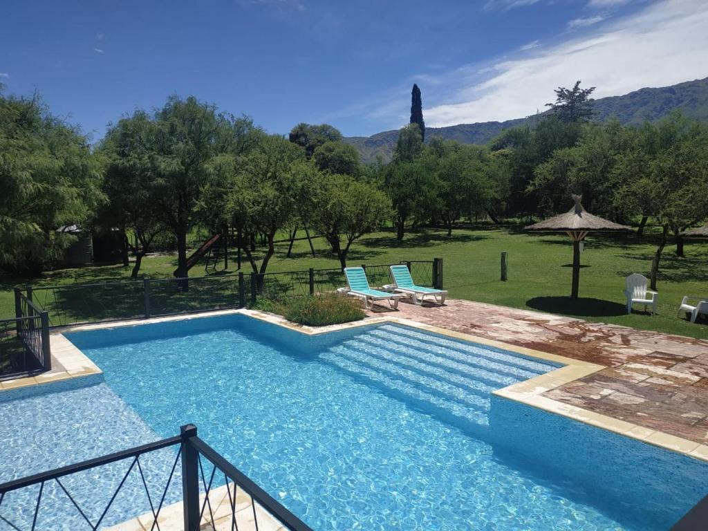 Bazén v ubytování El Naranjero Apart nebo v jeho okolí