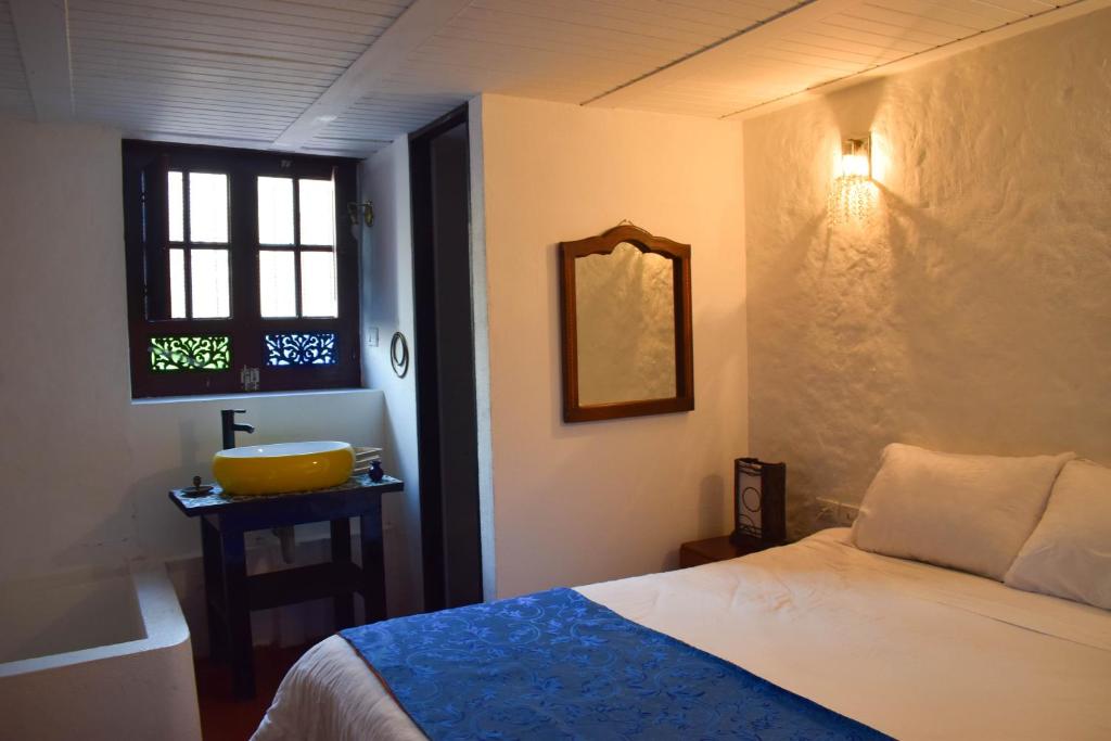 Postel nebo postele na pokoji v ubytování HOTEL CHORRO DE LUZ