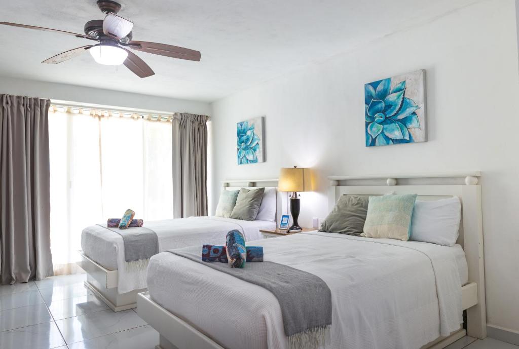 1 dormitorio con 2 camas y ventilador de techo en 1209 Beautiful Beach Studio on Hotel Zone, en Cancún