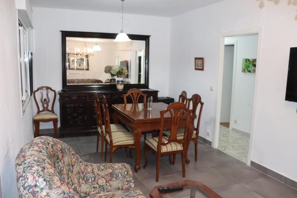 - une salle à manger avec une table, des chaises et un miroir dans l'établissement Vixía do Val Classic, à Pontevedra
