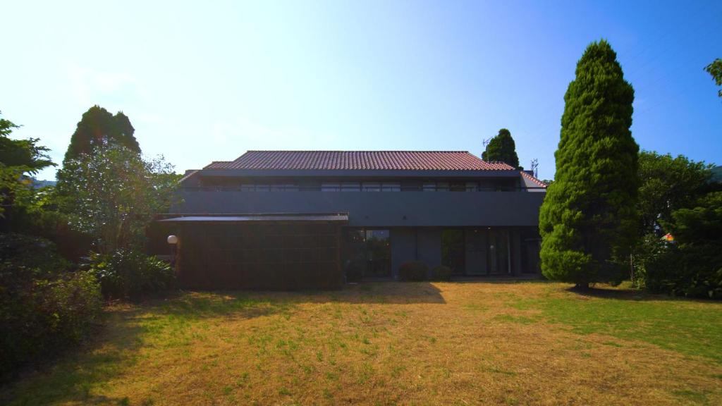 dom z dużym dziedzińcem z dwoma drzewami w obiekcie Alivio ATAMI w mieście Atami
