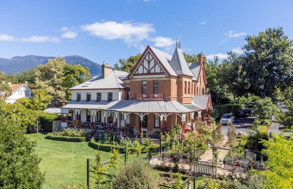 Nespecifikovaný výhled na hory nebo výhled na hory při pohledu z aparthotelu