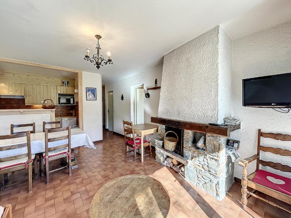 un salon avec cheminée et une salle à manger dans l'établissement Appartement 3 pièces de charme aux pieds des pistes à Combloux - FR-1-560-28, à Combloux