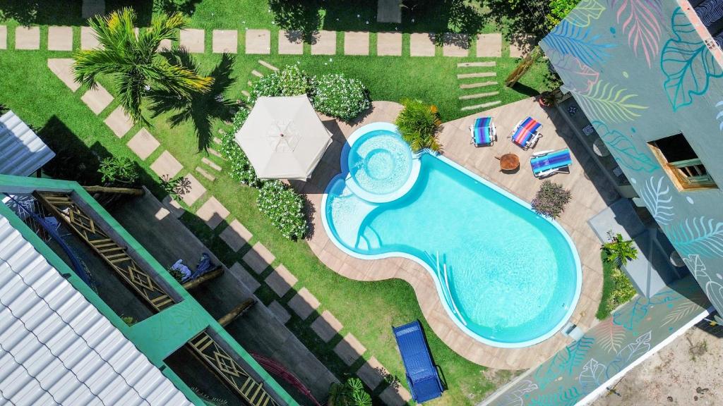 an overhead view of a swimming pool in a yard at Flats Hana Mana in São Miguel dos Milagres