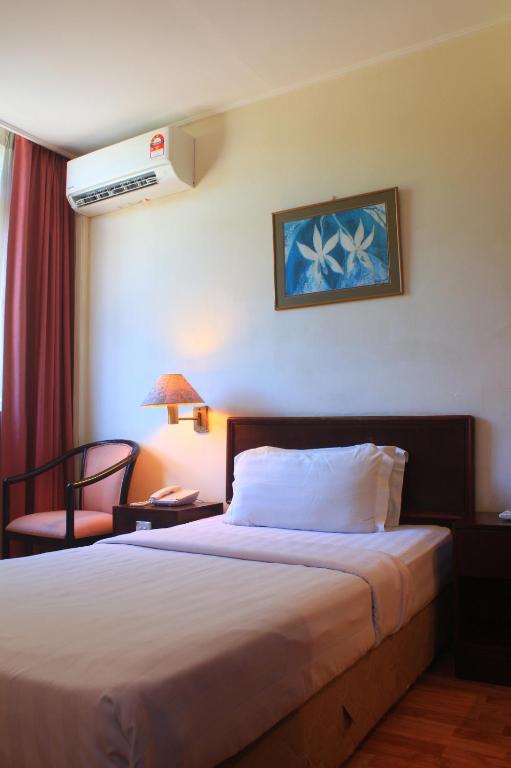 Postel nebo postele na pokoji v ubytování Telang Usan Hotel Kuching