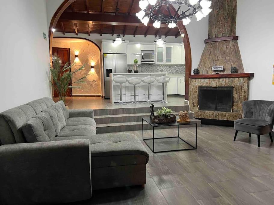 - un salon avec un canapé et une cheminée dans l'établissement Palos Altos, à Medellín