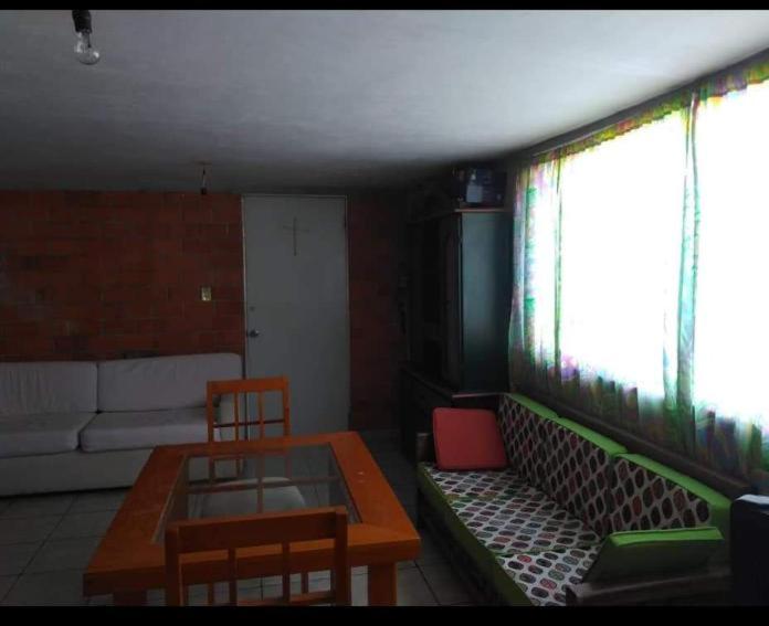 メキシコシティにあるDepartamento, Zona de hospitalesのリビングルーム(ソファ、テーブル、椅子付)
