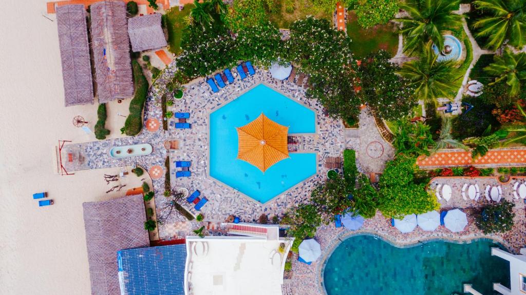 een uitzicht over een zwembad in een resort bij Swiss Village Resort & Spa in Mũi Né
