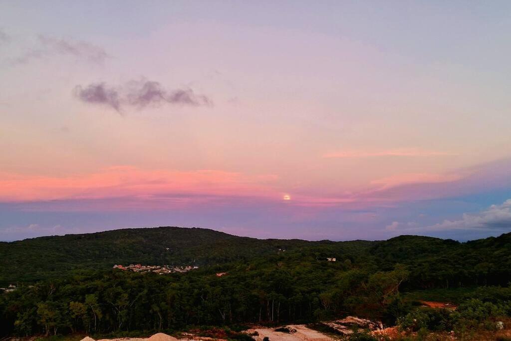uma vista para uma montanha com um pôr-do-sol no céu em Sidona Suite: Hillview city vibes. Airport 15 mins. Attractions nearby em Montego Bay