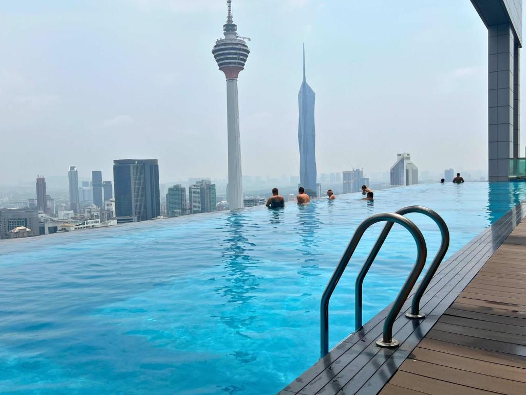 une piscine sur le toit d'un bâtiment dans l'établissement Luxe Suites at Platinum KLCC, à Kuala Lumpur