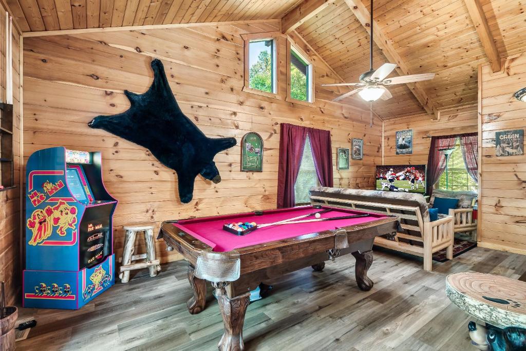 uma sala de jogos com uma mesa de bilhar num camarote em A Top Notch Lodge~Gatlinburg em Gatlinburg