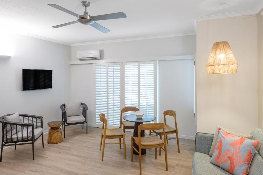 TV a/nebo společenská místnost v ubytování Ramada Resort by Wyndham Port Douglas