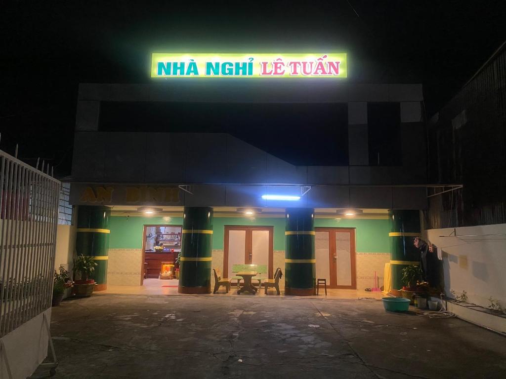 ein Gebäude mit einem Schild, das Nima nekrit Krankenhaus liest in der Unterkunft NHÀ NGHỈ LÊ TUẤN 