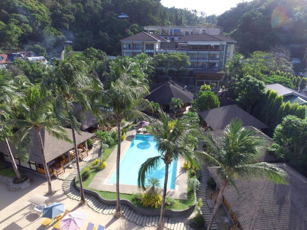 uma vista aérea de um resort com uma piscina e palmeiras em El Nido Garden Resort em El Nido