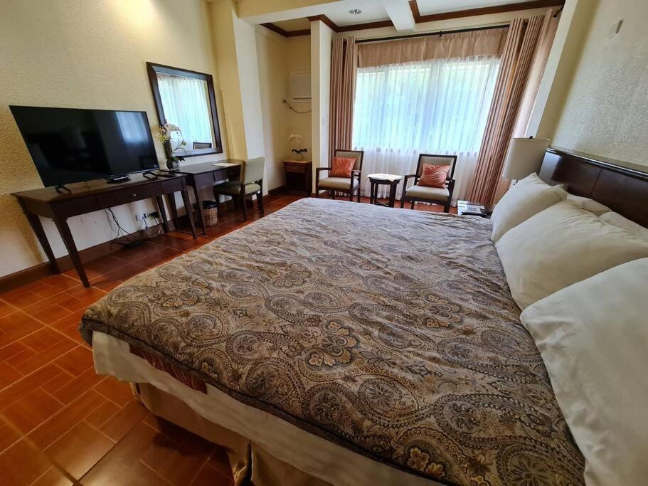 Un pat sau paturi într-o cameră la Luxury 1 BR Suite Malarayat Lipa