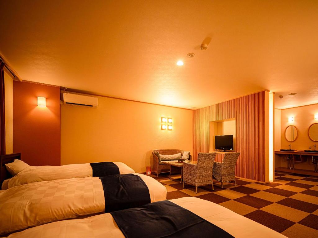 Postel nebo postele na pokoji v ubytování Ooedo Onsen Monogatari Yamanaka Saichoraku