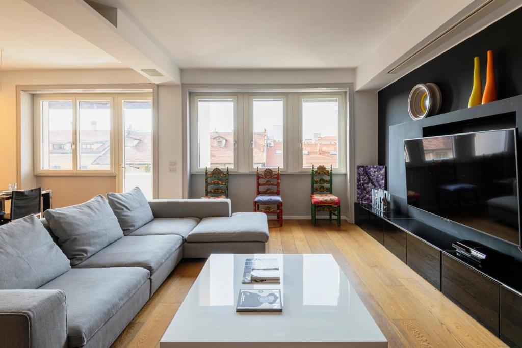a living room with a couch and a tv at Splendid house Buenos Aires Piazza Lima in Milan