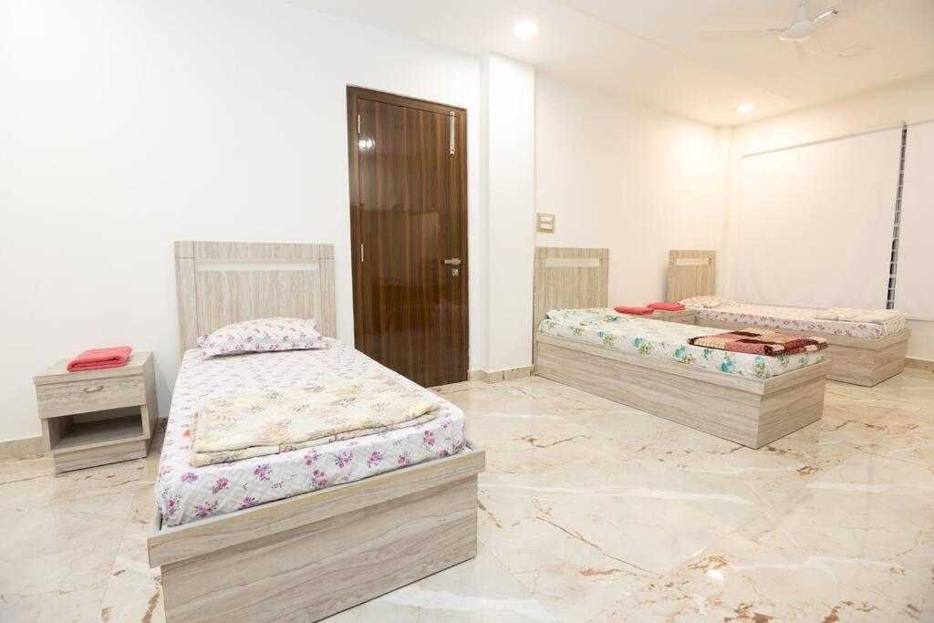 Postel nebo postele na pokoji v ubytování Family&PetFriendly 5BHK With Jacuzzi @BanjaraHills