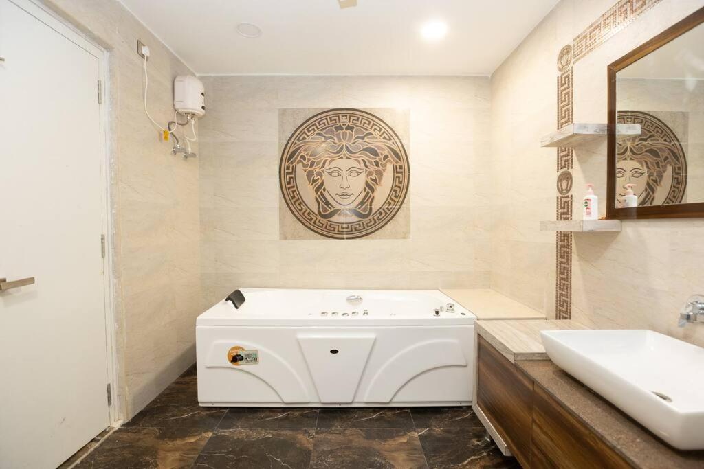 Koupelna v ubytování Family&PetFriendly 5BHK With Jacuzzi @BanjaraHills