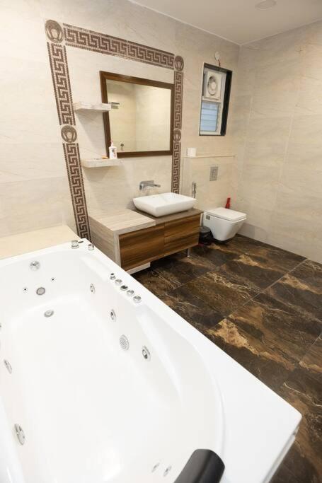 Koupelna v ubytování Family&PetFriendly 5BHK With Jacuzzi @BanjaraHills