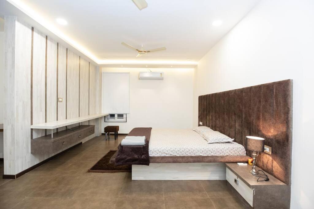 Postel nebo postele na pokoji v ubytování Family&PetFriendly 5BHK With Jacuzzi @BanjaraHills