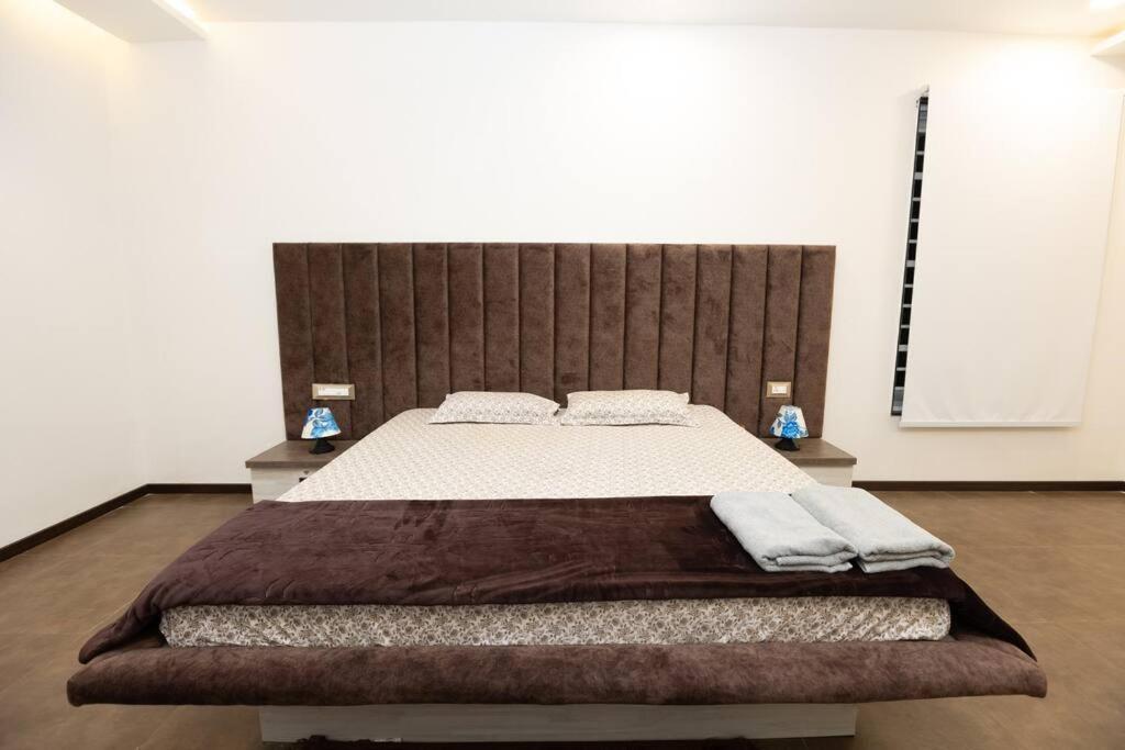 Postel nebo postele na pokoji v ubytování Family&PetFriendly 5BHK With Jacuzzi @BanjaraHills
