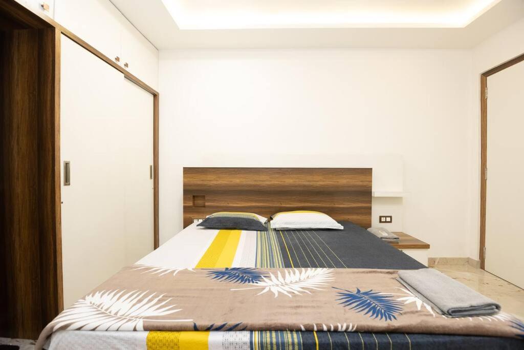 Postel nebo postele na pokoji v ubytování Family&PetFriendly 5BHK With Jacuzzi @BanjaraHills