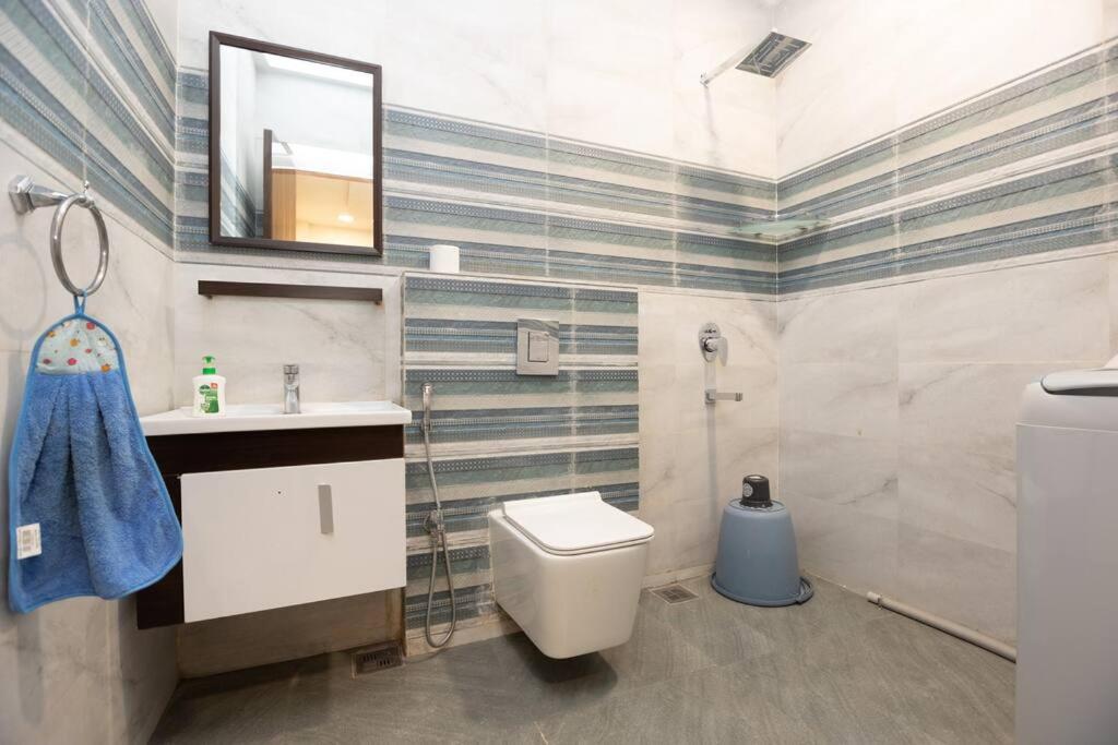 Koupelna v ubytování Family&PetFriendly 5BHK With Jacuzzi @BanjaraHills