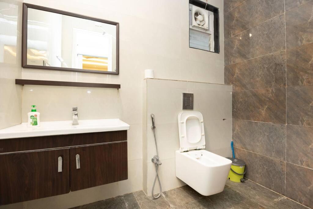 Koupelna v ubytování Family&PetFriendly 5BHK With Jacuzzi @BanjaraHills