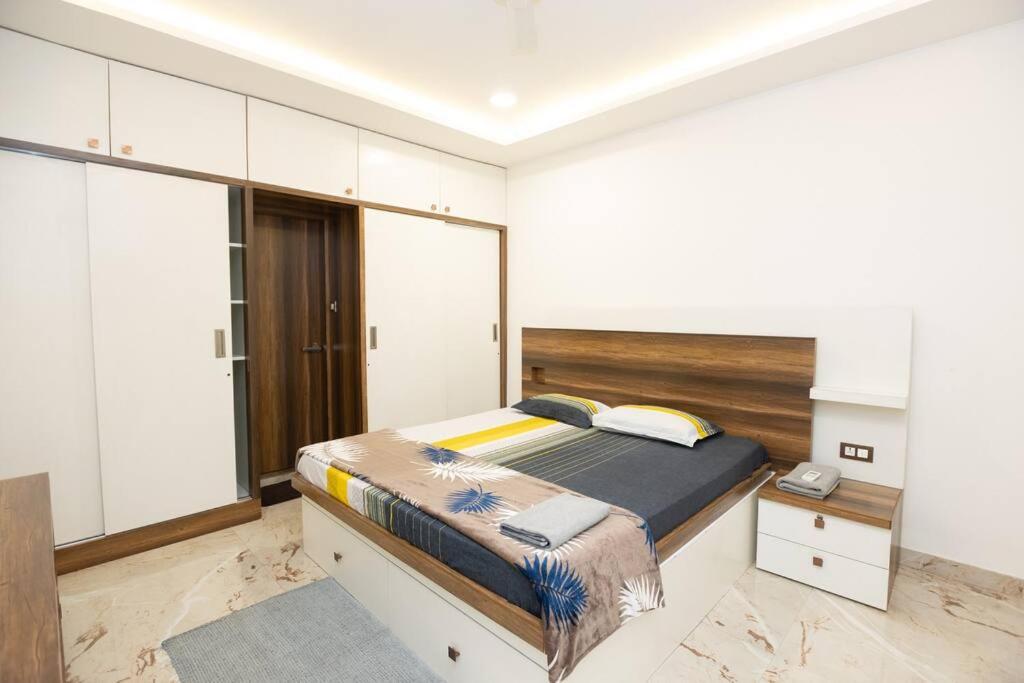 Postel nebo postele na pokoji v ubytování Family&PetFriendly 5BHK With Jacuzzi @BanjaraHills