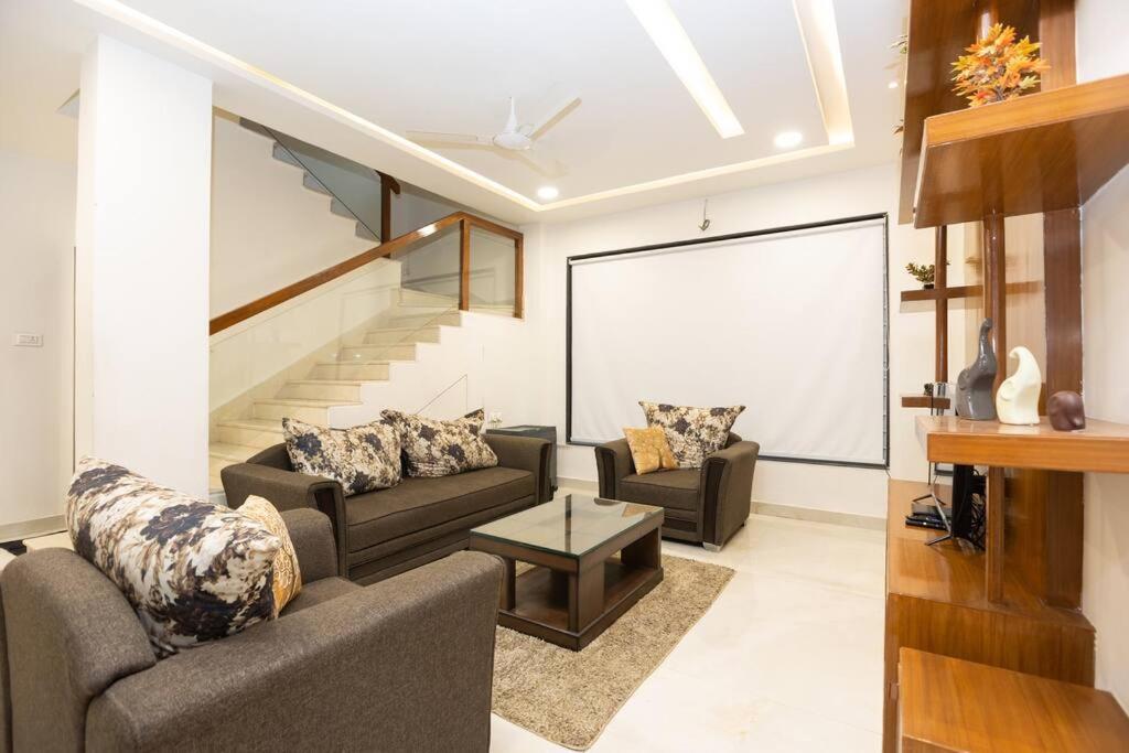 Posezení v ubytování Family&PetFriendly 5BHK With Jacuzzi @BanjaraHills