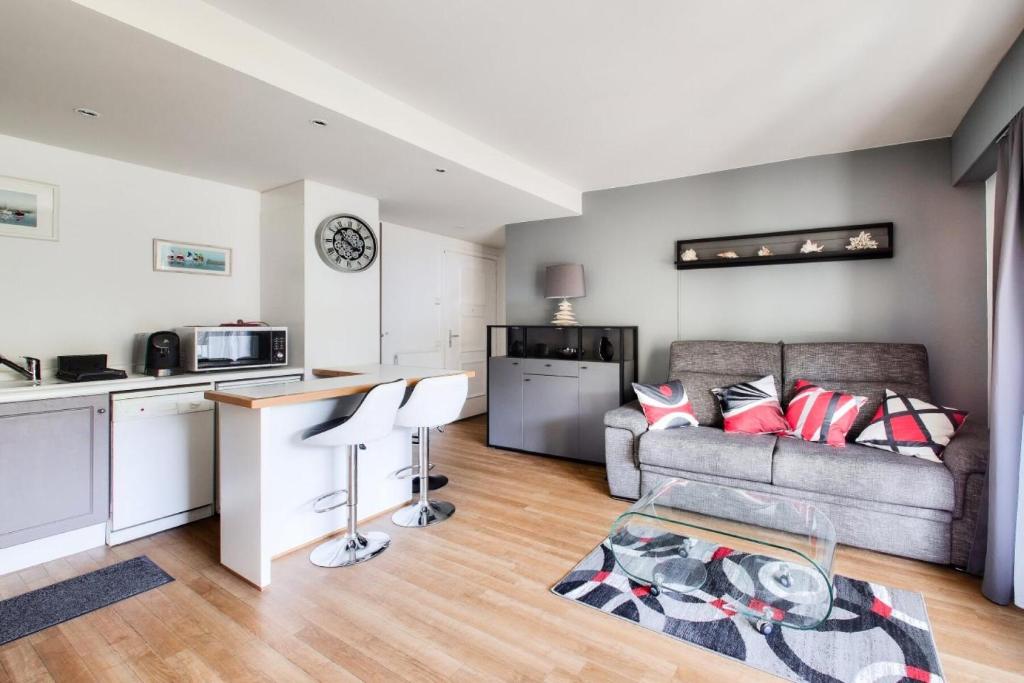 un salon avec un canapé et une table dans l'établissement Résidence Le Saint Denac - maeva Home - Appartement 2 pièces 4 personnes - Prestige MAE-4234, à Saint-André-des-Eaux